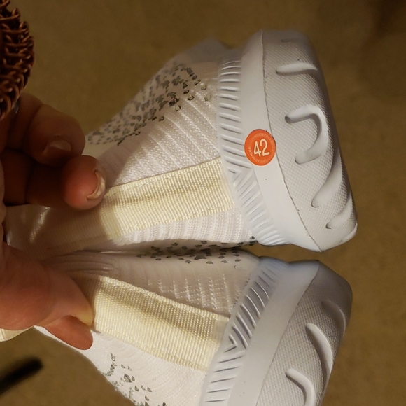 Brand new size says 41 inside sneaker but sticker says 42white bling stretch - Picture 5 of 7